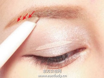 用眉筆塑造粗度與色調適中雙眉