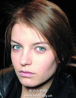 使用遮瑕膏遮蓋妝容過(guò)于厚重怎么辦