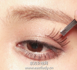 粘貼眼尾局部假睫毛的貼法