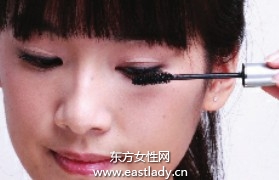 使用睫毛夾打造卷翹美睫