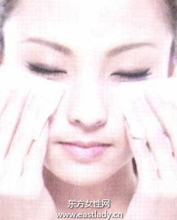 眼妝教程之三步提亮眼周膚色