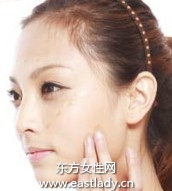 深色粉底液打造古銅色肌膚