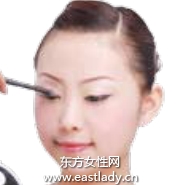 純情水蜜桃眼妝讓人更迷人