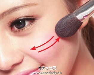 簡(jiǎn)單畫(huà)圓打造甜美粉色腮紅