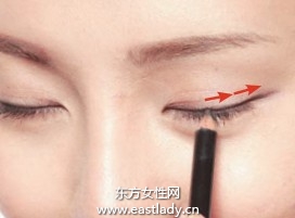 眼線筆描畫使眼部輪廓收放自如