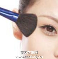 通過粉餅輕松遮瑕提升肌膚質(zhì)感