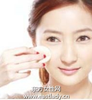 蜜粉定妝提升妝容持久效果