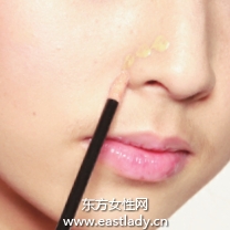 使用遮瑕液遮蓋泛紅鼻翼