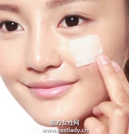 使用遮瑕品遮蓋紅色、不平整的痘痕