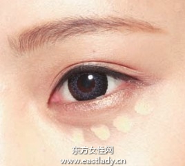 涂粉底后臉部膚色比較均勻 但黑眼圈還是明顯