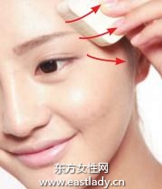 固體粉底打造清爽持久妝