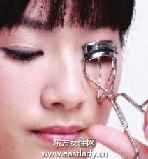 使用睫毛夾打造卷翹美睫