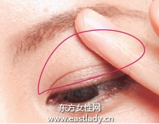 深淺雙色眼影強調(diào)自然漸變效果