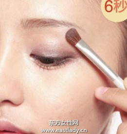 多色眼影盒快速制造立體眼妝