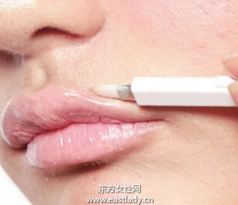 唇妝前護(hù)理唇膏更好著色