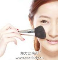 蜜粉定妝提升妝容持久效果