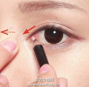 眼線基礎(chǔ)描畫手法 勾勒精致輪廓