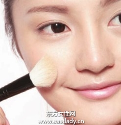 用蜜粉定妝打造透明感膚質(zhì)