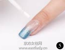 柔和藍(lán)色色調(diào)美甲營造出輕松休閑之感