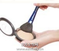 使用粉狀粉底與粉刷打造啞光清透底妝