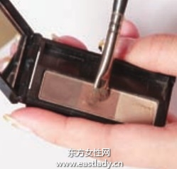 簡(jiǎn)單小技巧令眉妝打理更順手