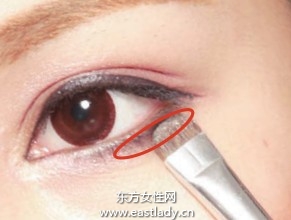 粉色眼影配合隱形眼線散發(fā)自然氣息