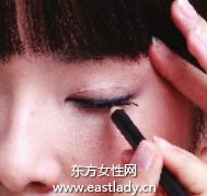 令雙眼變得更大更明亮的眼妝畫(huà)法