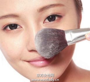 粉狀粉底打造薄霧般的持久底妝