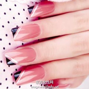 藕紅色指甲油畫(huà)出淡雅膚色職場(chǎng)美甲