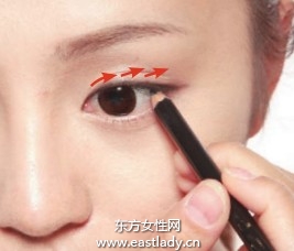 眼線筆描畫使眼部輪廓收放自如