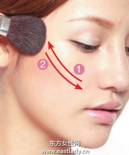 有角度腮紅畫法使臉頰凸顯成熟韻味