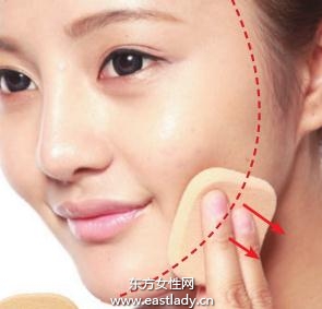 液狀粉底化出薄、透自然質(zhì)感妝容