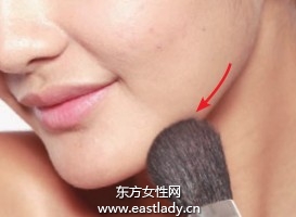 腮紅修飾顴骨打造立體感妝效