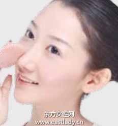 粉底配合珠光飾底乳增加肌膚通透感