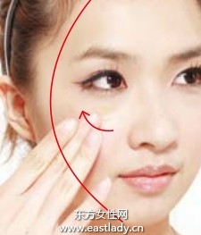 立體熟練底妝 實(shí)現(xiàn)小臉形