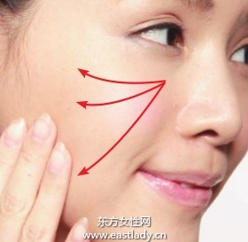 粉底液塑造質(zhì)感輕薄無暇底妝