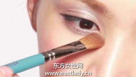閃粉眼影提亮眼周消除黯沉