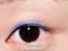 眼妝教程打造中性風(fēng)牛仔藍(lán)眼妝