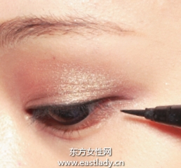 淚眼朦朧的金棕色眼妝的畫法