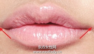 使用遮瑕霜和唇線打造微笑唇妝