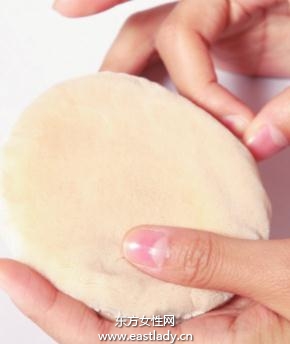 粉狀粉底打造薄霧般的持久底妝