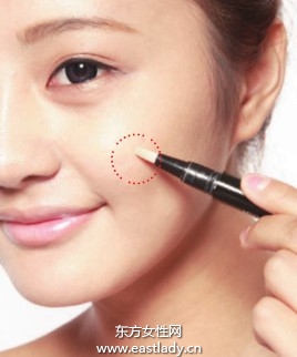 粉刷涂抹粉底打造柔和裸妝效果