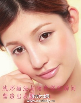 有角度腮紅畫法使臉頰凸顯成熟韻味