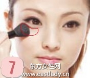 使用粉狀粉底與粉刷打造啞光清透底妝