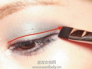 拉長眼影和眼線畫出大眼妝容