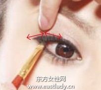 埋入式眼線畫法畫出柔媚印象大眼妝