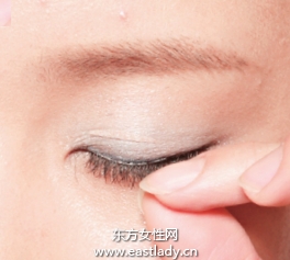 粘貼無(wú)梗假睫毛的貼法