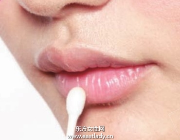 唇妝前護(hù)理唇膏更好著色