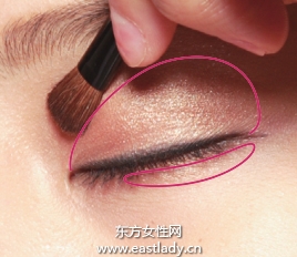 淚眼朦朧的金棕色眼妝的畫法