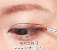 深淺雙色眼影強調(diào)自然漸變效果